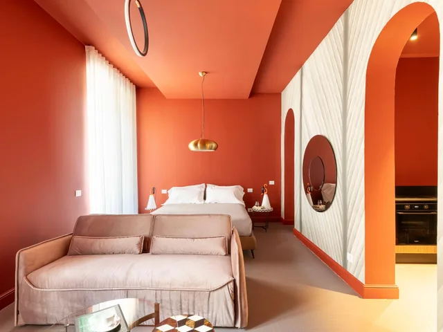 L’ambiente unico del monolocale The Double Arches, con divano e letto