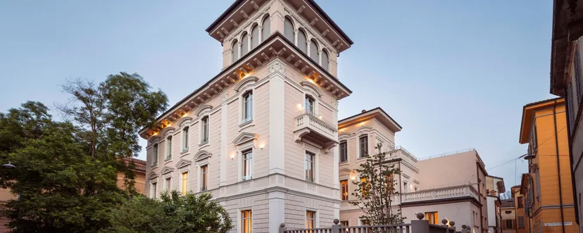 La facciata Liberty del palazzo di 10 Manzoni Aparthotel, in Via Manzoni 10 a Cremona